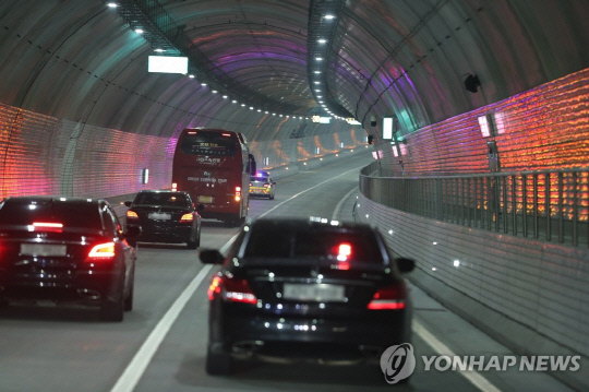 충남 보령해저터널을 질주하는 차량들. 사진=연합뉴스
