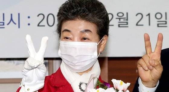박근령 전 육영재단 이사장이 지난해 12월 21일 오전 서울 중구 한국프레스센터에서 열린 20대 대통령 선거 출마 선언 기자회견에서 꽃다발을 받아들고 포즈를 취하고 있다. 연합뉴스