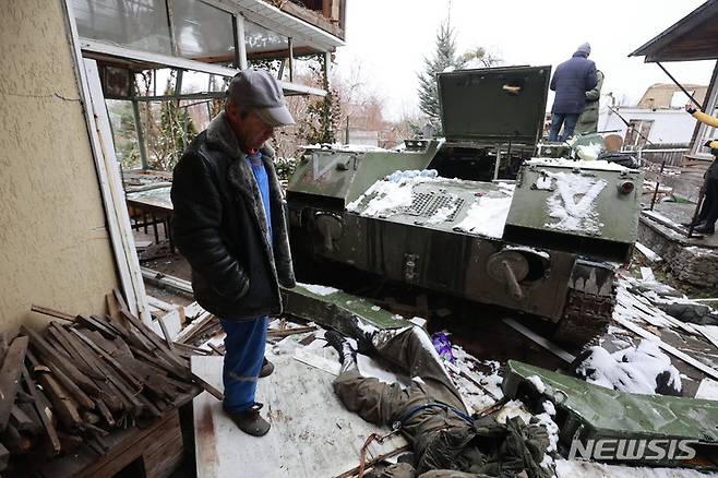 러시아군 시신 바라보는 우크라이나 주민