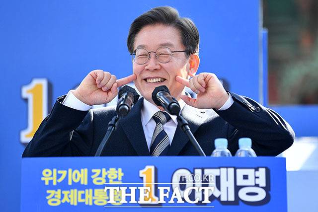이재명 더불어민주당 대선 후보가 3일 서울 종로구 보신각터에서 열린 '우리 모두를 위해, 성평등 사회로' 유세에서 '귀엽다'는 지지자들의 말에 화답하며 익살스런 포즈로 인사하고 있다. /남윤호 기자