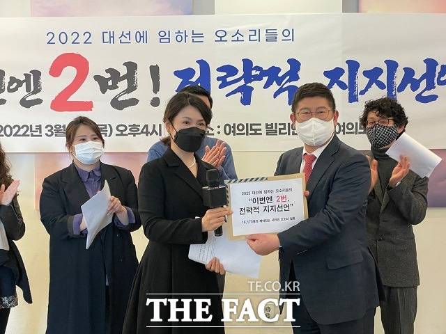 문꿀오소리는 윤 후보를 지지하게 된 이유에 대해 이재명 더불어민주당 대선 후보의 도덕성·각종 비리 의혹을 거론했다. 문꿀오소리를 이끄는 김연진 스페이스민주주의 대표와 김경진 국민의힘 선거대책본부 상임공보특보. /여의도=곽현서 기자