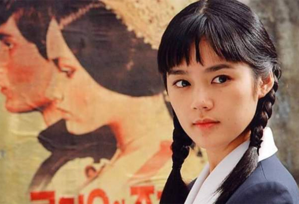 There are stars who come intensely to the public with visuals, like the computer beauty of the 1980s, who are imprinted with beautiful looks rather than their talents.Sadly, the majority of people dont want to see anything but their looks.Actor Han Ga-in also made headlines with a pure but Western mask, and it was before her debut in the entertainment industry that she captivated people.As it is well known, it became a hot topic with its prominent appearance when it appeared in KBS <Challenge Golden Bell> and <KBS News> interview during high school.Since then, she has entered drama and film, starting with Asiana Airlines CF.As an actor, Han Ga-in has had some failures but has built up a successful career as such, but her performance has never been more talked about than her appearance.She was in her twenties a quiet actress with a faint image of First Love, like the movie  and .Of course, Seoyeon of  was a character who broke the character of the quiet and innocent First Love in some ways.However, it took a while for the public to know the real character of Han Ga-in, which director Lee Yong-ju said.In early 2022, Han Ga-in became more of a hot topic than when he appeared on MBCs The Sun.Han Ga-in succeeded in breaking the past image and rebuilding his own image through web entertainment Moonlighting and SBS .And in a very short time.The beginning was Moonlighting, which was conducted by Jaejae. Han Ga-in showed his hidden personality to the public through this short broadcast.In the meantime, the feminine and innocent characters revealed in movies, dramas, and CFs were bucca, and my real personality was more active, cool and honest.Han Ga-in had forgotten about his career in his twenties and thirties, saying he couldnt remember it because he wasnt really himself, and he had also been honest about marriage and child care.Curiously, Han Ga-ins chat was almost solo, but not a fussy feeling.It seemed that the person who became self-objectified talked about his past and present, and it was rather concentrated.In this broadcast, Han Ga-in also made an episode with her husband Yeon Jung-hoon and created a buzzword like Fairness.Meanwhile, in Moonlighting, Jae Jae found a new aspect of Han Ga-ins personality that does not listen to others.For this reason, a comical situation was created in Moonlighting.Han Ga-ins words to say his words in a nonchalant way, shedding pleasant jokes that float the atmosphere of Jaejae.Han Ga-in became a hot topic at once with the web entertainment Moonlighting.Since then, Han Ga-in has shown another reversal on SBS : In fact, the character of not listening to others was the filtering of Han Ga-in.Han Ga-in showed the most accurate sympathy at the moment when he had to concentrate in .At the same time, he told the public about the back story of his early marriage, not comic.Is a program that focuses on Professor Oh Eun Young and expresses the troubles of youth together.The middle school teacher who appeared on the first broadcast is a person who is a wall in love, and through this program, he reveals his feelings about his father who is back to his family.At this moment, Han Ga-in says he sympathizes with the words of the iron wall and can understand the inemotion.Han Ga-in also expressed his unfavorable family history and inemotional feelings for his father, and that his rapid marriage was also a great desire to be a member of a happy family in the Yeon Jung-hoon family.Han Ga-in has also spoken of her concerns about child care and childbirth in succession, and Han Ga-ins story has not come to the stars verse.The story of self-objectified past troubles was enough to ring the golden bell of empathy for people with similar troubles.Han Ga-in was also prominent in Moonlighting and Circle House, sometimes pleasantly and sometimes seriously.Han Ga-in knows what kind of talk fits into a situation, and he knows what stories resonate with reason and emotion.When she looked at her youth career, it is true that Han Ga-in was a star, but it was a bit disappointing to say that she was an attractive actor.But Han Ga-in showed himself that he was a star of charm in a short period of time, in a way that was both attractive and yet utterly talking about his life.Han Ga-in in his 20s lost his voice, but Han Ga-in, who became in his 40s, has come to meet new fans who sympathize with his voice.columnist Park Saeng-gang