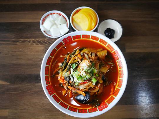 우거지를 잔뜩 넣어 끓여 낸 경북 상주 외남반점의 우거지 짬뽕. 우거지 특유의 구수하고 시원한 맛이 인상적이다.