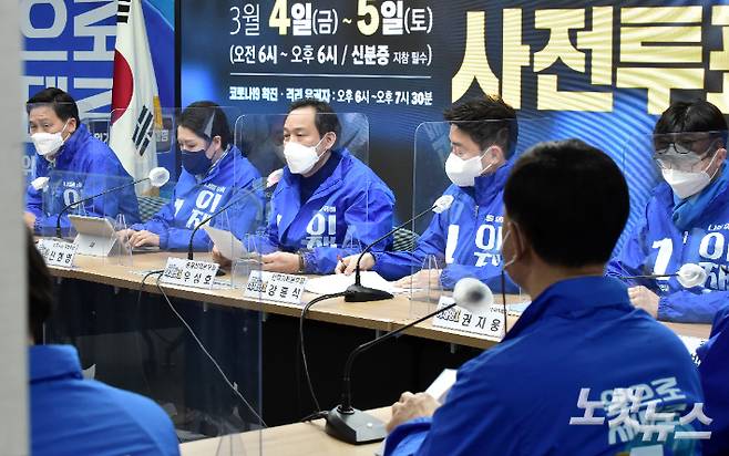 더불어민주당 우상호 총괄선대본부장이 서울 여의도 중앙당사에서 열린 선대위 본부장단 회의에서 발언을 하는 모습. 윤창원 기자