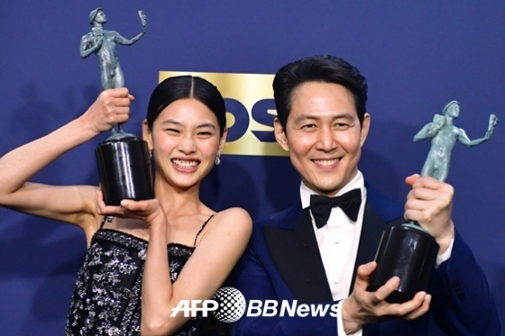Actor Lee Jung-jae and HoYeon Jung were again treated as lightning stars after winning the United States of America Actor Union Award (SAG).The two attended the 28th United States of America Actor Association at the United States of America Santa Monica Barker Hair Event Hall on the 27th (local time).The United States of America Actor Association Award is an award ceremony for actors who belong to the union, and boasts considerable authority in United States of America.Lee Jung-jae won the TV drama series Main actor award for squid game and HoYeon Jung won the Fox Main actor award for TV drama series.As an Actor individual, as a Korean work, it is a great joy to have been selected by fellow actors in the United States of America, called the mainland of popular culture.Lee Jung-jae has been a top star in Korea for 30 years since his deV in 1993, and HoYeon Jung has been a top model for over 10 years, but he has not worked in United States of America and he seems to have been unknown if he does not know.HoYeon Jung laughed at the question, answering Nat (no) at once; Lee Jung-jae looked bewildered and then smiled only at HoYeon Jungs answer.This video has been broadcast on YouTube, and not only Korean fans but also overseas fans are responding that it is a rude question.Lee Jung-jae had a similar experience last November.I think people will recognize it so much that I can not go out of my house because I am so famous, said Axtra TV reporter at the Squid Game United States of America promotional event. What changes have you made since the squid game?It was also a question of how he felt as a thunderstorm star.Lee Jung-jae said, Of course, it seems that the biggest change is that there are a lot of people who know too much, he said witfully. That is the United States of America.In April last year, Youn Yuh-jung was asked by an extra TV reporter in a backstage interview after winning the Best Supporting Actress Award for Minari at the 93rd Academy Awards, What was the smell of Brad Bird Pitt?After Youn Yuh-jung won the award, he found Brad Bird Pitt, who was also the producer of Minari, and said he did not even have a face on the set and came to the awards ceremony. Even the older actress from the far East seemed to think Brad Bird Pete was looking for too much.I didnt smell him, Im not a dog, Youn Yuh-jung said, snapping.Still, Brad Bird Pete couldnt believe it because he was a movie star for me, too, he said, adding that the moment was black out: Where am I? Are you talking well?I kept asking my friend. He said that he was polite even if his opponent was rude.Why should shame not be their part, and wit should be the part of the person who has experienced that rudeness?From the edge of the world, from the edge of culture, the center of culture has just come into its center.So they are obscurity, no matter what they have done in Korea, and now they seem to treat it as a lightning star, which was just acknowledged by United States of America.Perhaps in their eyes now, the pop culture that is believed to have come from them, grows strangely in Korea and seems to have returned to United States of America.But over time they may call this time the Korean Invasion.When British rock stars and cultures, including the Beatles, became popular in the United States of America in the 1960s, it was called British Invasion.Youn Yuh-jung said when asked why Korean content seems to be popular in the United States of America recently.Weve always made good work here, and its only now that youve noticed it.I will soon be ashamed to ask about my feelings as a thunderstorm star. Good works are still being made in Korea.