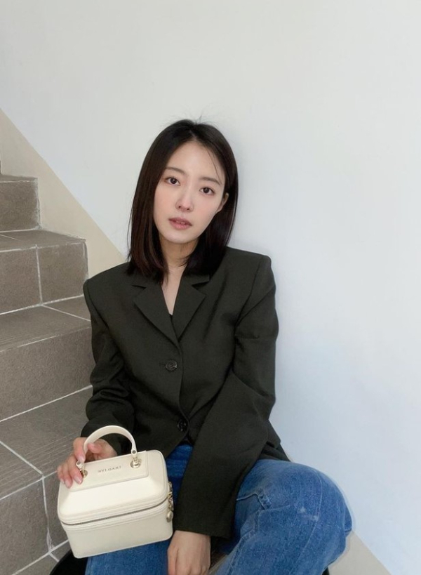 On the 3rd, Lee Se-young posted several photos through his instagram.On the other hand, Lee Se-young appeared in MBC Drama Red End of Clothes Retail which last January.Red End of Clothes Retail is a sad court romance of the king, who was the countrys priority over the courtesan and love to protect his chosen life.