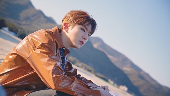 Group Monsta X (MONSTA X) Wait has unveiled its own music world.Wait posted a Somewhere (Thumbware) version concept film of the first single VOYAGER (Voyager) on the official SNS channel of Monsta X at 0:00 on the 3rd.In the video, Wait is resting in the background of the warm moods daily space and the leisurely beach.Waits appearance, which looks more comfortable in his own world resting place, creates peace.If the previously released Voyager version meant Kahaani of a solo artist to be told by The Passenger Wait, the Somewhere version contains his first world where The Passenger Wait met.As such, Wait, who has played the role of Voyager in his music world, shares the first scene of the infinite world that he will meet with his fans and raises expectations for his solo debut.Waits VOYAGER is a word that implies its own Kahaani. The Passenger Wait travels through various worlds and sets up Meet Wait living in the world.The title song VOYAGER of the same name also compresses the world that The Passenger Wait dreams of.It was born as a pop number genre with attractive yet addictive bass and guitar sound, and it plans to comfort the tired mind of listeners by combining the cool vocals of Wait on the rocking band sound.In addition, Wait has made many changes visually through various debut promotions released earlier.We are looking forward to showing a brighter and softer visuals away from the intense image of Monsta X, and gaining enthusiastic support from fans, building our own area rather than the color of the group, and showing a new charm.Waits first single, VOYAGER, will be released on various online music sites at 6 pm on the 15th.Photo: Starship Entertainment