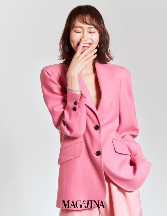 A new pictorial by Lee Hye-jung has been unveiled.Lee Hye-jung, who is active in SBS Kick a goal, showed a lovely picture through McAngina.Lee Hye-jung showed off her figure as a top model with bright pink styling and humorous facial expressions.In an interview with the pictorial, Haru has fallen into football enough to play soccer all day.Of course, it is still poor, but all performers are practicing Do best and playing in the game. He also started YouTube Lee Hye-jungs magic house. I decided to show you a candid conversation in a comfortable space because I enjoyed cooking and drinking well.I share my own cooking tips and show content that eats delicious alcohol and food. You can purchase it at MacAngie offline stores and online bookstores with pictures of model Lee Hye-jung.Photo = McAngina
