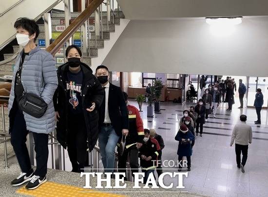 4일 오후 의정부시청 2층 대강당에 마련된 의정부2동사전투표소에 유권자들이 투표를 하기 위해 줄을 서 기다리고 있다./의정부=박민준 기자