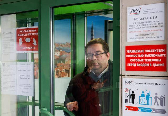 3일 러시아 모스크바에서 한 남성이 비자 신청 센터로 들어서고 있다. 모스크바=타스 연합뉴스