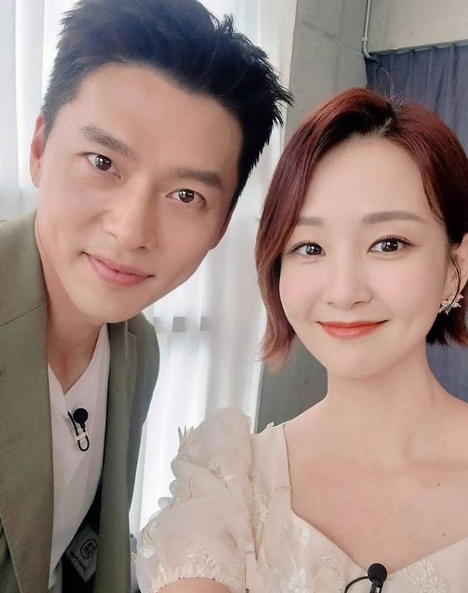 Former announcer Oh Jeong-yeon celebrated the marriage of actor Hyun Bin.On the 3rd, Oh Jeong-yeon posted a picture on his instagram with an article entitled The contents that have been taken have now opened, and I really congratulate Hyun Bin on good news.In the photo, Oh Jeong-yeon is taking a self-portrait alongside Hyun Bin, and the bright smile of the two made the viewers laugh.The fans who saw this responded such as I congratulate you, It is beautiful and I can see the picture only.iMBC  Photo Source: Oh Jeong-yeon Instagram