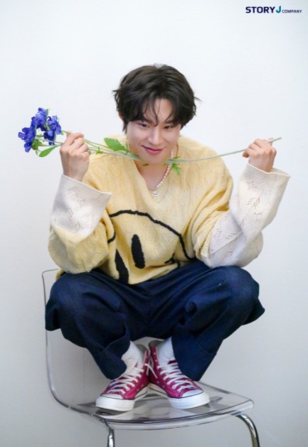 Actor Kim Seong-cheol has released a visual picture behind-the-scenes cut that goes to chic and lovely charm.On the 4th, the agencys Story Jay Company released several behind-the-scenes cuts of Kim Seong-cheol with the performance culture magazine Theater Plus.Kim Seong-cheol in the public photo caught the eye with the opposite charm.First of all, he created a classic mood with a blue jacket, as well as doubled his charm with a chic look and pose.In the ensuing photo, Kim Seong-cheol was a casual yellow-colored knit that gave off a warm spring aura, and he also showed off his lovely charm by freely using flowers, a prop.Kim Seong-cheol, who created a behind-the-scenes cut that is as good as the picture A, attracted the admiration of those who see it as a unique concept digestion power.Especially, he boasted a smooth breath with the field staff with his unique pleasant energy.Meanwhile, Kim Seong-cheol will play the role of L in the musical Death Note, which will open on April 1 (Fri).