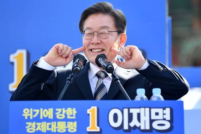 이재명 더불어민주당 대선 후보가 3일 서울 종로구 보신각터에서 열린 '우리 모두를 위해, 성평등 사회로' 유세에서 지지자들에게 미소짓고 있다. ⓒ국회사진취재단