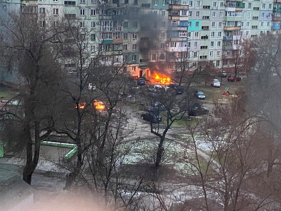 우크라이나 남부 마리우폴에서 러시아의 공격으로 건물에 화재가 발생했다. 로이터=연합뉴스
