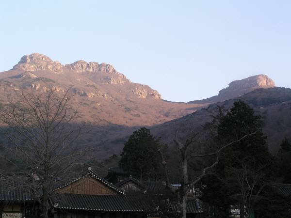 대흥사 경내에서 본 두륜산 암봉은 부처님이 누운 듯한 와상(臥像)을 하고 있다. 왼쪽부터 노승봉(능허대) 가련봉 만일재 두륜봉이다.