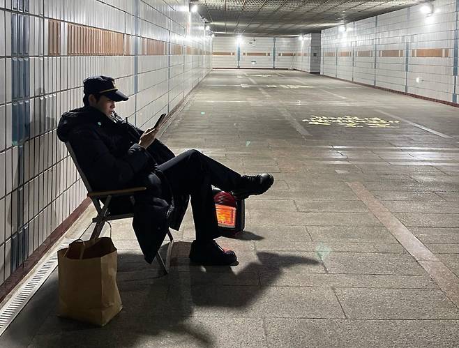Kim Hie-jae posted a picture of her taking a break during a drama shoot on her instagram on the 4th.Kim Hie-jae in the public photo is sitting in a chair in a police suit and staring at his cell phone.Kim Hie-jaes charming appearance even during the spectre makes the fan feel excited.Kim Hie-jae is filming the youngest Police Lee Yong-ryul in MBC Drama Showtime from now scheduled to be broadcast in April.Kim Hie-jae also participates in the main OST.On the other hand, Kim Hie-jae will meet fans at the And Star, You Seoul Angkor Concert four times in Blue Square, Seoul Hannam-dong from March 11 to 13.moon wan-sik
