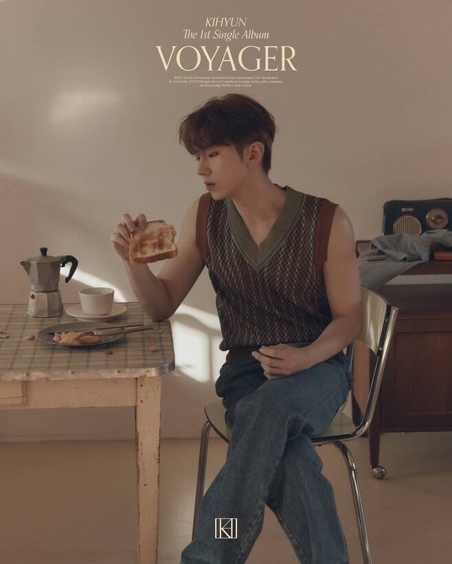 Group Monsta X (MONSTA X) Wait showcased Supernatural moodWait posted a series of Somewhere (Thumbware) version concept pictures of the first single VOYAGER (Voyager) on the official SNS channel of Monsta X at 0:00 on the 5th and 6th.The four pictures that were first released included a picture of Wait enjoying a relaxing daily rest.Wearing supernatural outfits such as white tees and jeans, Wait showed off her books in a comfortable bedroom, her thoughtful and elegant visuals, and in another picture, she showed a more stylish look with a bold color blogging best.Wait, who enjoys brunch comfortably in a cozy space, has a natural atmosphere and captivates his gaze.As VOYAGER has set the setting of The Passenger Wait traveling through various worlds and meeting Wait living in the world, Wait is drawing a resting place of the world he dreams of with a picture of Somewhere version and conveying the definite concept of this album.In particular, VOYAGER has not been the color of Monsta X, but has also expressed its unique identity and prepared for the unique solo artist by expressing the soft charm of Wait and individual taste.The album and the title of the same name, VOYAGER, composes the world that these Passenger Wait dreams of.The rocking band sound that matches the seasonal feeling and the cool vocals of Wait are expected to capture the fans as well as the publics heart.With expectations for his solo debut rising day by day, Waits VOYAGER will be released on various online music sites at 6 p.m. on the 15th.iMBC  Photoshow Starship