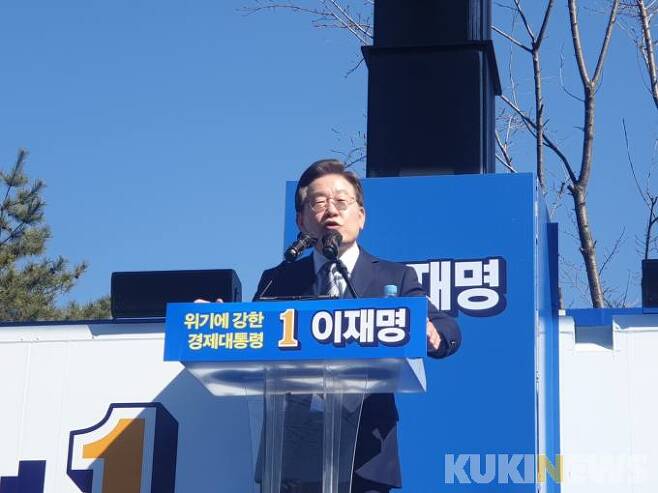 이재명 더불어민주당 대선후보가 6일 서울 도봉구 도봉산입구에서 지지를 호소하고 있다.   사진=최기창 기자