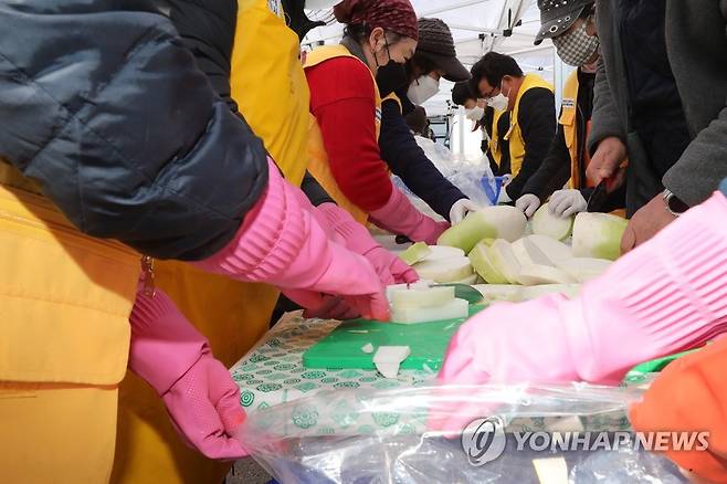 반찬 준비하는 봉사단원 (울진=연합뉴스) 손대성 기자 = 6일 경북 울진군 죽변면 울진봉평신라비전시관에 마련된 산불 현장지휘본부 옆에서 대한적십자사봉사회원들이 현장에서 근무하는 공무원과 산불진화대원 등에게 나눠줄 반찬을 준비하고 있다. 2022.3.6 sds123@yna.co.kr