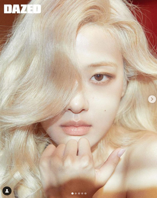 BLACKPINK Rosé, who finished the self-described, unveiled a picture surrounded by mysterious gold.She created a dreamy atmosphere with a light blonde in a subtle nude tone makeup. Rosé posted a picture with Dayd Korea on his SNS on the 7th.In the photo, Rosé reveals a clear features with bright white-toned blonde wave hair and a pale beige-ton lip.In the ensuing photo, the mermaid line white dress and the power shoulder are eye-catching jackets, giving a star-like atmosphere of silver screen.In another photo, he produced a youthful image with an intense red and orange dress: in Rosés pictorial, fans wrote, I really like it. Its so pretty!Im precious, he said.Meanwhile, Rosé was confirmed to have a new coronavirus infection and had a self-pricing period and was released on June 6.Photo Source  Rosé SNS