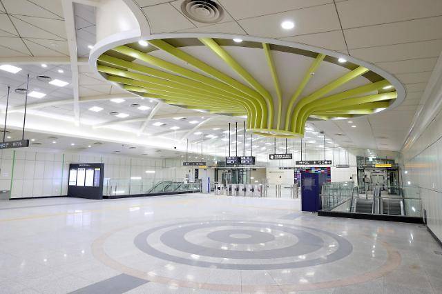 오는 3월 19일 개통 예정인 지하철 4호선 진접선 연장 구간의 오남역 역사 모습. 아치형 천장 구조로 기둥이 없으며 만남의 광장에는 자연채광 조명이 설치됐다. / 사진제공=한국철도공단