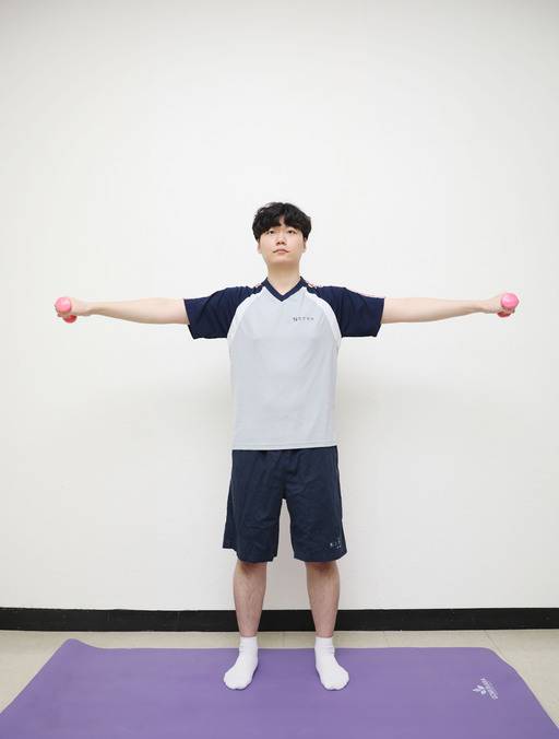 신종 코로나바이러스 감염증(코로나19)으로 인해 홈트족이 늘어나고 있다. 전문가들은 “홈트를 할 때 잘못된 자세는 운동 효과를 떨어뜨리고 자칫 관절 부상으로 연결될 수 있다”고 주의를 당부한다. 래터럴 레이즈(사진)를 할 때는 어깨 평행을 유지하도록 해야 한다.