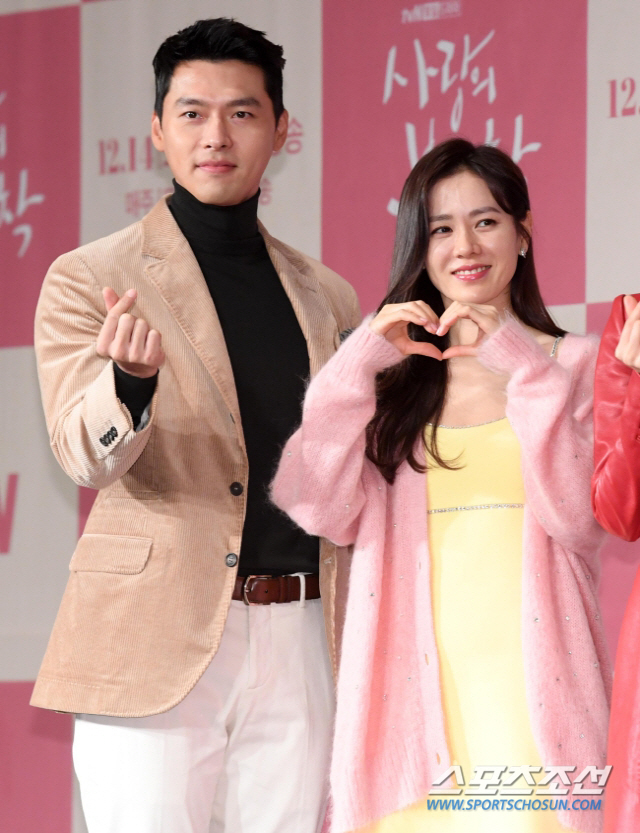 The pre-married couple actors Hyun Bin and Son Ye-jin, who are about to marriage, participated in a donation procession to help the neighbors of forest fires such as Uljin in Gyeongbuk and Samcheok in Gangwon.Hope Bridge National Disaster Relief Association (Chairman Song Pil-ho) said that Hyun Bin and Son Ye-jin delivered 200 million won in donations for the Jaemins suffering from forest fires.The two donations will be used to support emergency relief items and other items needed by the victims.In addition to supporting the forest fires, the two have also been working hard to spread the culture of sharing through active donation activities, including donations for Corona 19 damage.Especially, this forest fire damage donation is more meaningful in that it is a good deed for two people who are about to marriage.Kim Jung-hee, secretary general of Hope Bridge, who supported the forest fires in Uljin, expressed his gratitude for sharing warm hearts for the victims of forest fires. I will do my best to help the Jaemins who lost their lives due to sudden fires through the warm help of the two people recover from the damage.Hyun Bin and Son Ye-jin are facing marriage in March; a pre-married couple ahead of marriage were cheered on by joining in a beautiful move.