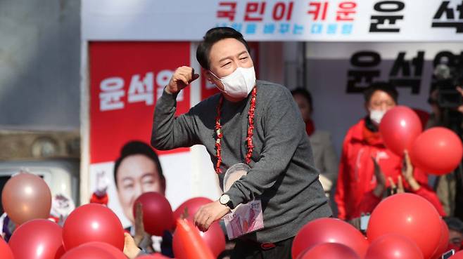 윤석열 국민의힘 윤석열 대선 후보가 8일 제주시 동문시장 일대 유세 현장에서 지지를 호소하고 있다. 공동취재