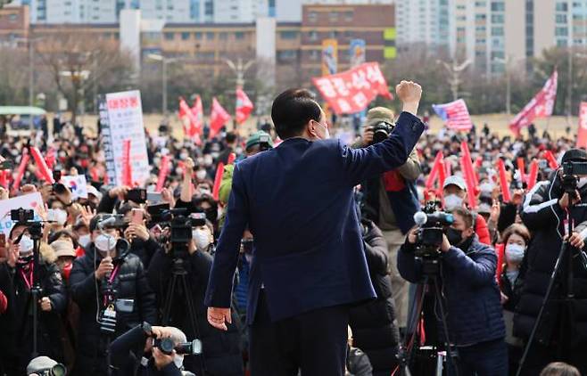 국민의힘 윤석열 대선 후보가 7일 경기 안양 평촌중앙공원에서 시민들을 향해 지지를 호소하고 있다. 연합뉴스