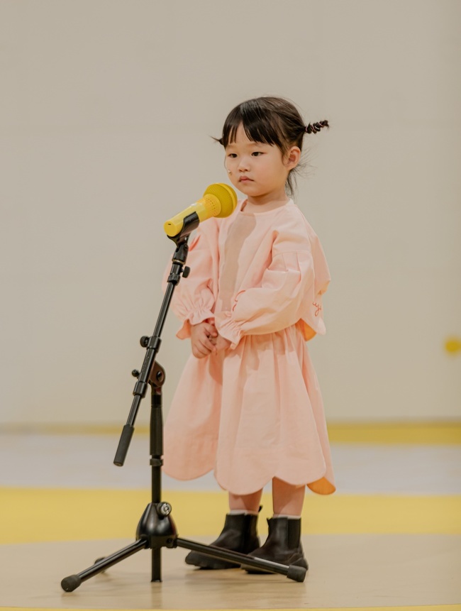 Steelcuts at the scene of the first broadcast of Baby Singer were pre-released.On March 8, KBS 2TVs new entertainment National Song Project - Baby Singer (hereinafter referred to as Baby Singer) focused attention by pre-released three still cuts on the first broadcast shooting scene.In the first still cut, there is a picture of Lee Moo-jin, who is holding the hand of a child tightly and keeping eye level.In the sweet eyes, there is a lot of affection for the child, and it gives a pleasant smile just by looking.I am curious about what kind of story Lee Moo-jin and baby singer children are sharing in a warm two-shot.Another still cut draws attention with the cute image of Isian, the youngest performer of Baby Singer, with a yellow microphone in front of Isian, who was born in 2019 and turned four this year.I am looking forward to what song Isian would have sang in front of his big microphone.The appearance of the teachers of Baby Singer, who were disarmed by the cute appearance of the children, also catches the eye.Director Kim Sook, Jung Jae Hyung, Jang Yoon Joo, Lee Seok Hoon, Giri Boy, and Lee Moo Jin have not been able to hide their smiles in the photographs.The teachers responded to the cute charm of the little singers who exceeded expectations with the storm reaction.Baby Singer is a new entertainment that KBS will produce in commemoration of Childrens Day Pretty Girl, which celebrates its 100th anniversary on May 5 this year.Instead of the old agitation that contains the emotions of half a century ago, to create a new agitation of the lyrics that children can sympathize with these days, the entertainer beginners and 14 baby singers who are the most exciting and exciting in Korea will show together and will actually learn at daycare centers and kindergartens nationwide.