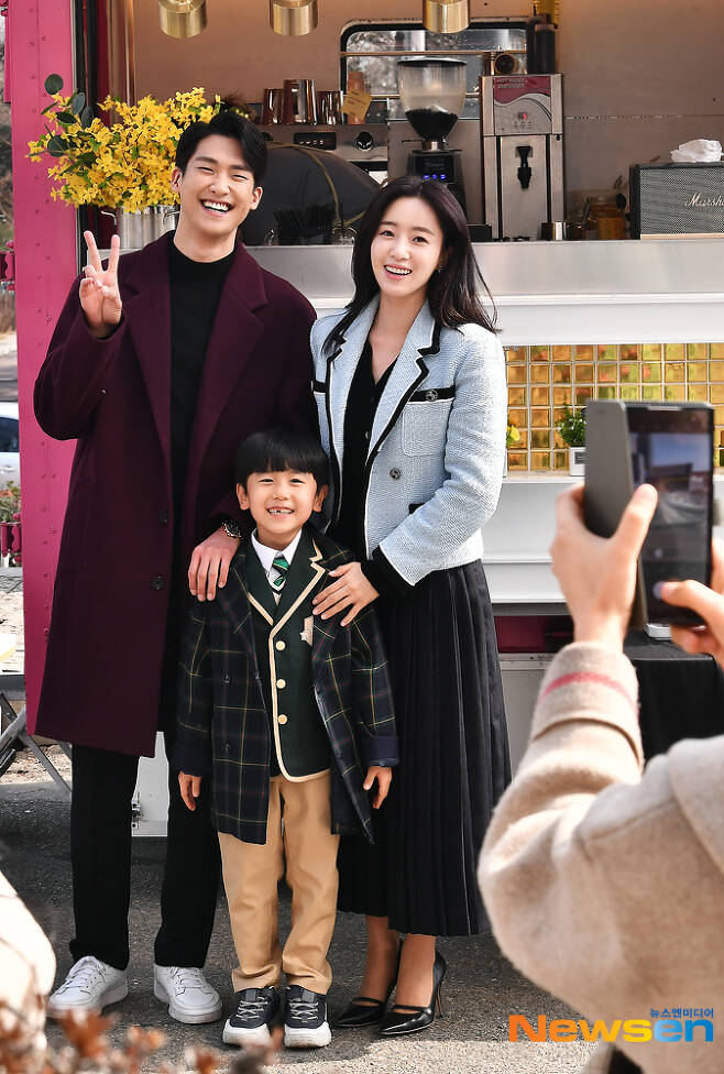 Actors Kim Jin-yeop and Ham Eun Jung pose in front of the coffee car of KBS 2TV daily drama Love Twist which was held on KBS, Yeouido, Yeongdeungpo-gu, Seoul on the afternoon of March 8th.