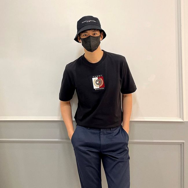 Actor Kim Soo-hyun boasted his unwavering good looks.On the afternoon of the 8th, Kim Soo-hyun posted a self-titled self-portrait.In the photo, Kim Soo-hyun completed a warm-hearted boyfriend look while matching a short-sleeved T-shirt and slacks with a black bucket hat.Kim Soo-hyun showed off his side of the end of his management by showing off his broad shoulders and solid arm muscles like the Pacific Ocean.In particular, Kim Soo-hyun shot a global womans heart, emphasizing intense charisma with a small head and a lantern-like eye on the verge of disappearing.On the other hand, Kim Soo-hyun appeared in Coupang Play One Day which was released last November.Kim Soo-hyun SNS