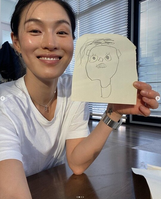 Kahi, a member of the group after school, revealed his sons stupid side.Kahi posted several photos on his 9th day with his article Did you resemble us, our Noah painting talent?In the photo, Kahi was taking a self-portrait with a picture of his son in his hand.Especially, the figure of comparing his face with his sons picture and smiling dimples smiles.Meanwhile, Kahi married a businessman in 2016 and has two sons under his belt. He also recently appeared on TVN entertainment program Mom Idol.