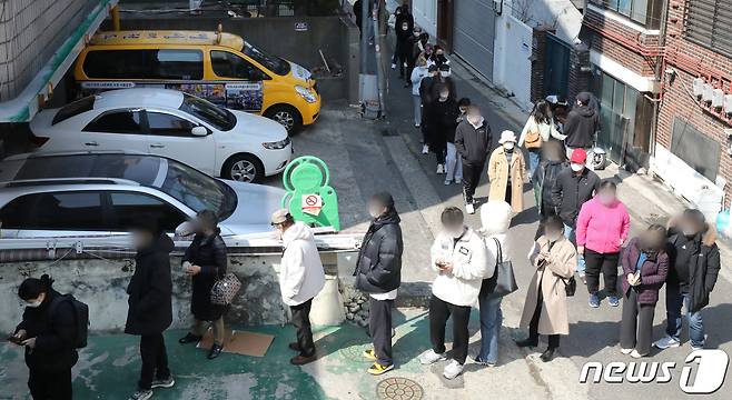 제20대 대통령 선거 투표일인 9일 서울 북가좌2동의 한 투표소를 찾은 시민들이 투표를 하기 위해 줄을 서 있다. 2022.3.9/뉴스1 © News1 허경 기자