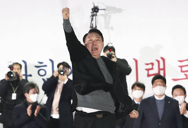 제 20대 대통령선거를 하루 앞둔 8일 윤석열 국민의 힘 대선후보가 서울 시청광장에서 열린 국민의 힘 마지막 유세에서 어퍼컷 세레모니를 하고 있다./남강호 기자