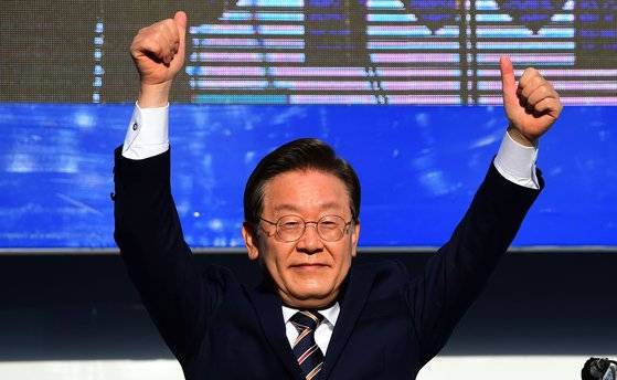 8일 경기도 광명 철산로데오거리에서 더불어민주당 이재명 대통령후보가 지지를 호소하고 있다.국회사진기자단