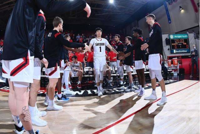 미국 대학농구 NCAA 디비전1 리그에서 활약하고 있는 데이비슨대 3학년 이현중이 팀 동료들의 환호를 받으며 경기장에 나서는 모습. 이현중 SNS 캡처.