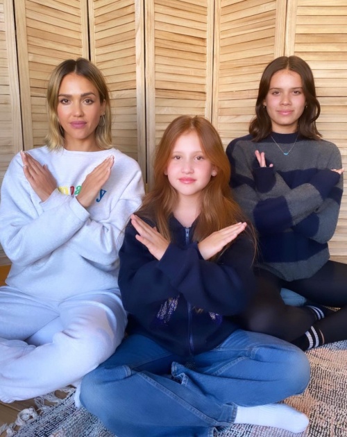 Actress Jessica Jung Alba, 40, spoke out against gender prejudice with daughters Honor, 13, and Haven, 10, for World Womens Day.Alba posted a powerful post on personal SNS on the 9th (Korea time) to support the International Womens Day.In the photo he posted together, he poses with two daughters Honor (13) and Haven (10) with an X on his chest, the sobs of his eldest daughters in surprise.But Albas appearance is almost unchanged from the past and looks like sisters with them.Alba said: As a mother of two daughters, Im constantly fighting to leave a better world than Ive found.Not only for them, but for everyone in World, and for the next generation of girls, he posted.He then said: I want to make sure that children, like all mothers, have the opportunity to follow their dreams no matter gender.Gender prejudice is a real thing and a systemic problem. To make a change happen, we all need to unite and take the committed steps of fighting for womens equality.On a World scale, this is a much more monumental issue and there is still too much work to do, he added.Alba, who became a billionaire with the co-founded Ernest Company, said, According to Crunchbase, women-led startups in 2020 were only 2.3% of VC funding, and Black and Latin X founders received only 2.6% of VC funding.Clearly gender equality is a tough battle that World faces across industry and the entire world and change must be done. At the end of the day weve come a long way but theres still a lot to do.I firmly believe that we all have to do our part to keep the door open so that every woman can be part of the conversation and part of our leadership team.No more supportive words are enough; we must act every day and keep gender equality at the forefront of our work, he added.Meanwhile, Alba met Warren, a film worker, during filming Fantastic 2 in 2004. He married in May 2008 and has daughters Honor, Haven, and son Hayes.Alba and Warren are also famous for their Hollywood representative, the Ingot couple.Jessica Jung Alba Instagram