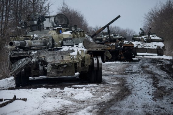 - 지난 7일(현지시간) 우크라이나 수미 지역에서 포착된 버려진 러시아군 전차.로이터 뉴스1