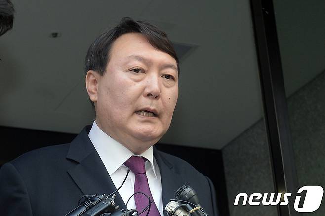 윤석열 당선인의 지난 2017년 5월19일 서울 서초구 박영수특검 사무실 앞에서의 모습. 청와대는 이날 윤석열 대전고검 검사를 서울중앙지검장에 임명한다고 발표했다. 2017.5.19/뉴스1 © News1 황기선 기자