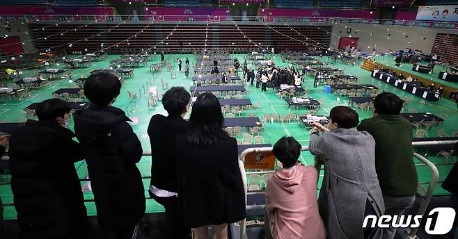 유튜브 채널 가로세로연구소(가세연)와 윤석열 국민의힘 후보 지지자들이 10일 인천 삼산체육관에서 선관위 관계자들이 개표하는 모습을 바라보고 있다.2022.3.10/뉴스1 © News1 정진욱 기자