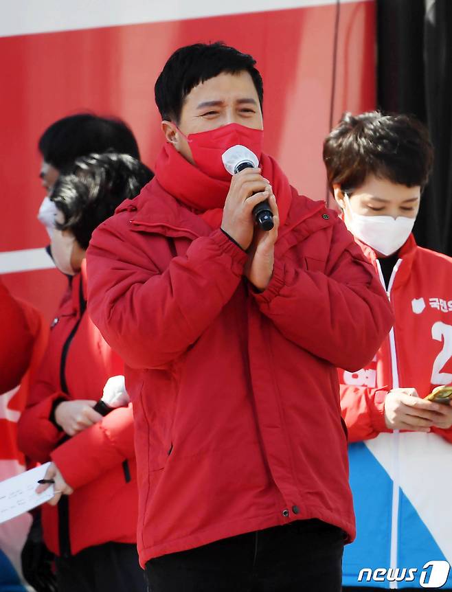 방송인 조영구가 2월24일 오후 경기 수원시 팔달문 앞에서 열린 윤석열 국민의힘 대선후보 '국민과 원팀' 경기도 수원 집중 유세에서 지지연설을 하고 있다. 2022.2.24/뉴스1 © News1 국회사진취재단