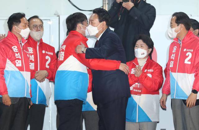 윤석열 대통령 당선인이 10일 새벽 서울 여의도 국민의힘 당사에서 승리를 자축하며 이준석 대표와 포옹하고 있다. 연합뉴스