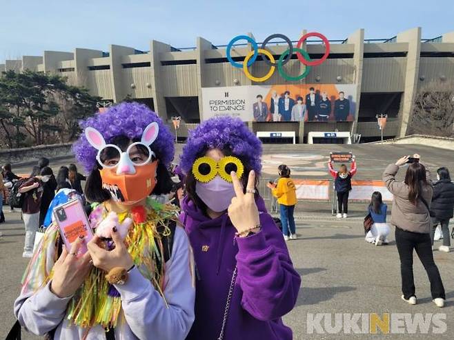 The main stadium of the Jamsil-dong Stadium, where the group BTS concert will be held on the 10th, was all over with Number 1 (Lavender Mist).Fans who met BTS in person in two years and five months gather at the venue dressed all over in purple: purple hooded T-shirts, purple banners, purple buses...Kim, who likes member V the most, said, I can not realize that I watch the performance while listening to the rehearsal.I hope the members will know that fans are as nervous and excited as the members, he said.The atmosphere was quite different from the United States of America Los Angeles performance in November last year when a cover dance performance was held in front of the venue and fans were listening to rehearsals.As the coronavirus infection-19 (corona 19) Omicron mutation spreads rapidly, the act of gathering among fans or sharing support items was refrained.The field staff said, Please keep the distance between the audience at 1m, and Please move immediately after taking a picture.The Ministry of Culture, Sports and Tourism has previously approved the BTS performance at 15,000 people per episode, and has decided to set up the number of people in charge of prevention at 5% (750 people per episode).Fansim was quiet, but fluctuating with joy.I am excited and happy because it is a face-to-face performance that will be held in two and a half years and both fans and BTS have waited for it, said Lee Jung-eun (41), who met in front of the performance hall. I am sorry I cant make a sound at the performance, but I hope the fans will feel it too.Im very excited about the performance weve seen in a long time, said Kim Jong-un, 41, who came from Paju, Gyeonggi Province. I hope the performance will be completed safely, he said.BTS will perform three times on the day, 12th and 13th.Big Hit Music, a subsidiary company, reportedly planned the performance with a message that it does not need permission to dance, and a focus on BTS and fans meeting.The 10th and 13th performances will be streamed online, and the 12th will be broadcast live in more than 60 local cinemas around the world.The members said, I feel like performing in front of my fans for the first time in the first V, he said through his agency ahead of the performance. I will pour everything into one song, one song, and I will pour it all out.