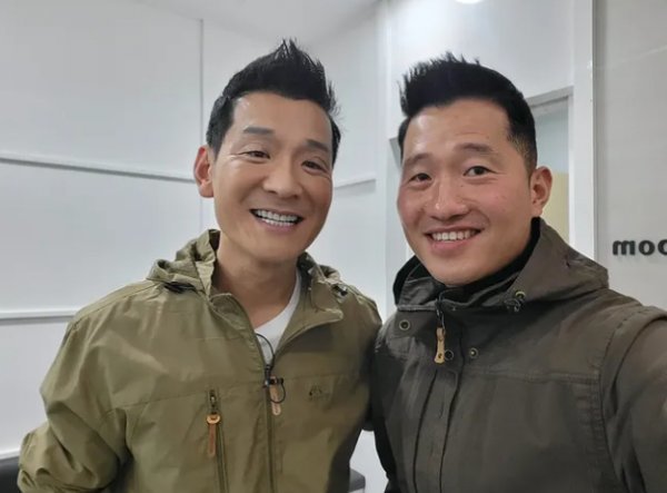 The comedian Jung Sung-ho showed an amazing synchro rate with animal trainer Kang Hyung-wook.Kang Hyung-wook released a photo to be taken with Jung Sung-ho on his instagram on the 9th, saying, I am you, you are me. The two people in the photo are impressed with their twin-like appearance.Singer Huh Young-ji and Yunha made a pleasant response with a comment.Jung Sung-ho, who is called a human copy machine by imitating singer Lim Jae-beom and actor Han Seok-gyu, is popular these days with a vocal simulation of Kang Hyung-wook.