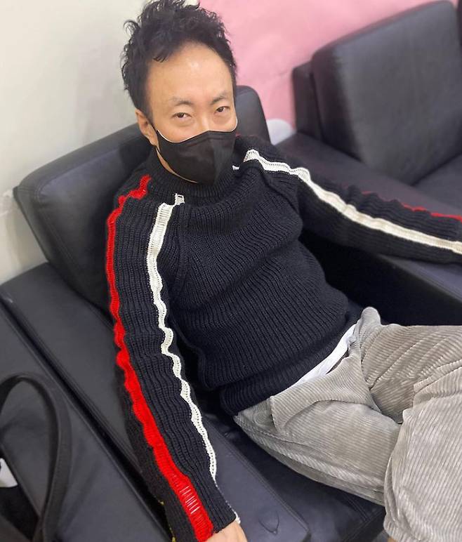 Park Myeong-sus Radio show side said on their official Instagram account on Thursday: Gupak comeback! Were live in a moment; Part 2 is to find a vocal simulation master.I will shoot a big gift and a laughing gift. In the open photo, Park Myeong-su is resting before the radio progression; he stares at the camera with a more emaciated look than before.Park Myeong-su was confirmed Corona 19 on April 4; he was later released from isolation and resumed his activities in earnest.Meanwhile, Park Myeong-sus Radio show is broadcast every week at 11 am.
