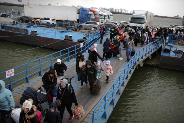 우크라이나 피란민들이 9일(현지시간) 페리를 타고 강 건너 루마니아의 이삭체아-올리브카 국경검문소 인근 선착장에 도착하고 있다. 이삭체아=로이터 연합뉴스