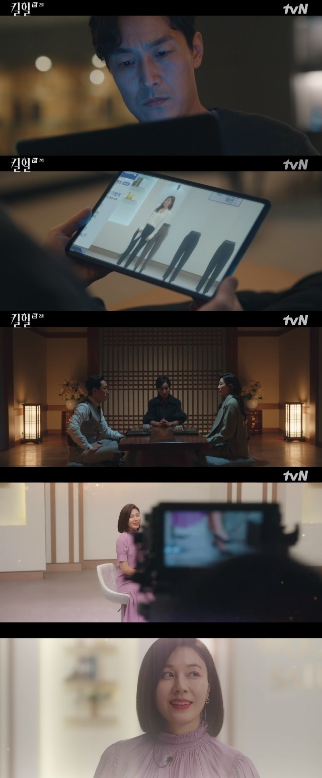 Kim Ha-neul, who is evaluated as having finished his career due to a serious broadcasting accident, was called to the dinner place with late-time president Kim Jae-chul and caused tension.In the second episode of the TVN tree drama Kill Heel (playplayed by Shin Kwang-ho, Lee Chun-woo/directed by Noh Do-cheol), which was broadcast on March 10, Kim Mo-ran (played by Lee Hye-young) was portrayed to make a work to weave Woohyun (played by Kim Ha-neul) with Lee Hyeonwuk (played by Kim Jae-chul).Woohyun was completely driven out of UNI Home Shopping.On the in-house bulletin board, an anonymous article posted that Woohyun contacted Gaon Home Shopping but was black, and a broadcast accident occurred because the size of the pants did not fit in the live broadcast immediately after.Woohyun tried to lead the broadcast somehow, but soon he panicked and hallucinated and the broadcast was uncontrollably broken.Woohyun, who was completely panicked by this, disappeared without finishing the live broadcast.On the Internet, Woohyun was ridiculed by the nickname Ghosts Show Host, and UNI home shopping staff said, Woohyuns career should be over, She is not normal.I have to worry about living well, let alone work. The important thing was that the person who put Woohyun into this trap was the kimoran.Kim Mo-ran bought MD Anana (Kim Hyo-sun), a fashion team with a bad feeling for Woohyun, and replaced it with pants that did not fit in size.The kimorans intention was not to kick out Woohyun.Lee Hyeonwuk (Kim Jae-chul), president of UNI Home Shopping, who saw Woohyuns face as a broadcast accident came to the search query, later called out the kimoran separately and showed a secret disposition of Woohyun.Kim said, What do you want to do? Lee Hyeonwuk said, Lets try to eat rice.Lee Hyeonwuk, like Kimoran, recalled his ex-lover Seawater through Woohyun.After that, Kimoran did not mention Lee Hyeonwuk and called Woohyun to the table.As Kimo Ran promised to find a way to turn over the plaque in the near future, Woohyun, who believed in the word and headed to the appointment place, found Lee Hyeonwuk in his place, but he joined once.