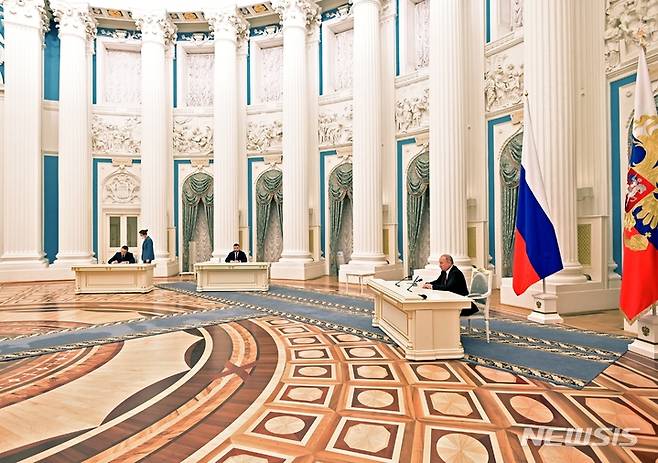 [모스크바=AP/뉴시스] 블라디미르 푸틴 러시아 대통령이 21일(현지시간) 모스크바 크렘린궁에서 우크라이나 동부 분쟁 지역인 돈바스 지역(도네츠크, 루한스크)의 독립을 인정하는 문서에 서명하고 있다. 2022.02.22.
