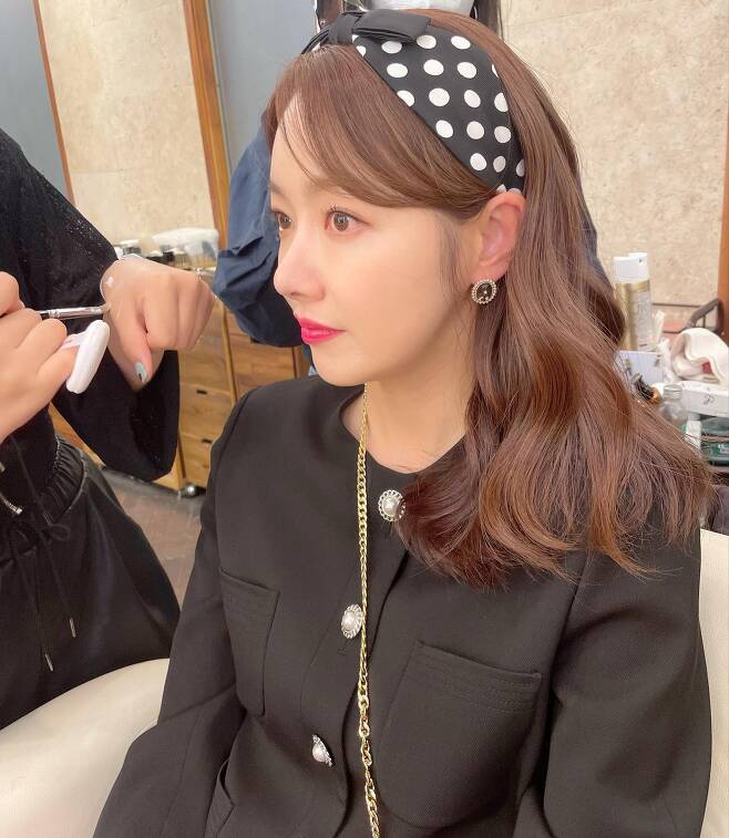 ( ) Actor Soi Hyun has released a new photo.On the afternoon of the 11th, Soi Hyun posted a picture on his instagram with an article entitled I do not want to go back to the photo album.In the photo, Soi-hyun is wearing a black costume and receiving makeup in the waiting room. His beauty, who gave a point with a black polkadot headband, draws attention.On the other hand, Soi Hyun, who was born in 1984 and is 38 years old, married a 4-year-old man in 2014, and has a daughter, Ha-eun and So-eun.Photo: Soi-hyun Instagram